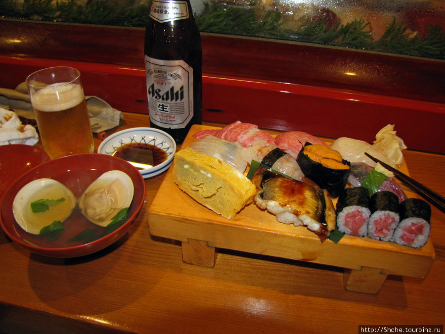 А это наш заказ в Камакуре, в ресторанчике подают и суп, и другие продукты, но суши — основное. На доске в левом дальнем углу очень дорогой и вкусный тунец Япония