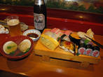 А это наш заказ в Камакуре, в ресторанчике подают и суп, и другие продукты, но суши — основное. На доске в левом дальнем углу очень дорогой и вкусный тунец