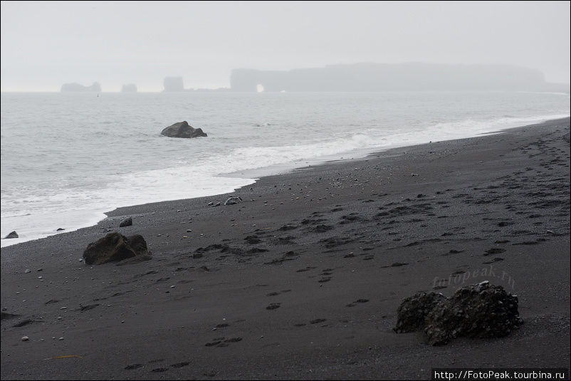 Черный вулканический песок на пляже выглядит очень необычно и в пасмурную погоду создает впечатление черной белой картины. Южная Исландия, Исландия