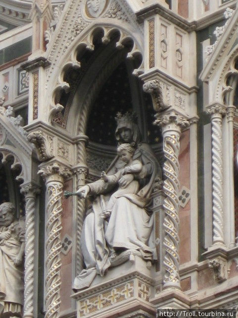 Мадонна и маленький Иисус над площадью Флоренция, Италия
