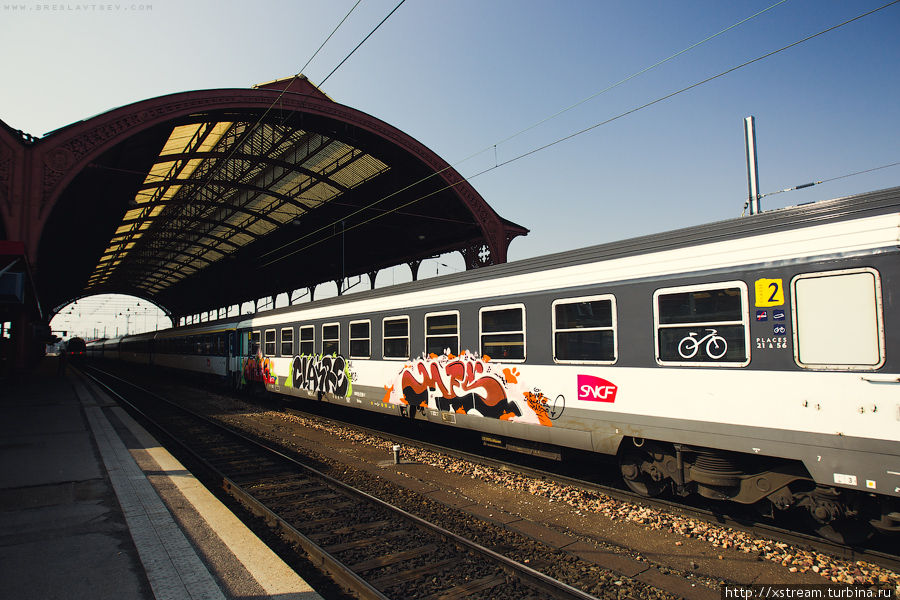Как по мне, граффити — хороший способ хоть как-то оживить старые непривлекательные поезда. Страсбург, Франция