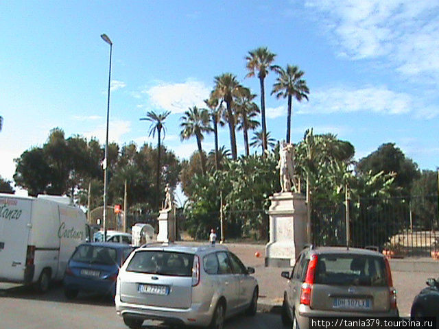 Центральный вход в городской парк(Вилла Комунале) со стороны площади Виктория. Неаполь, Италия