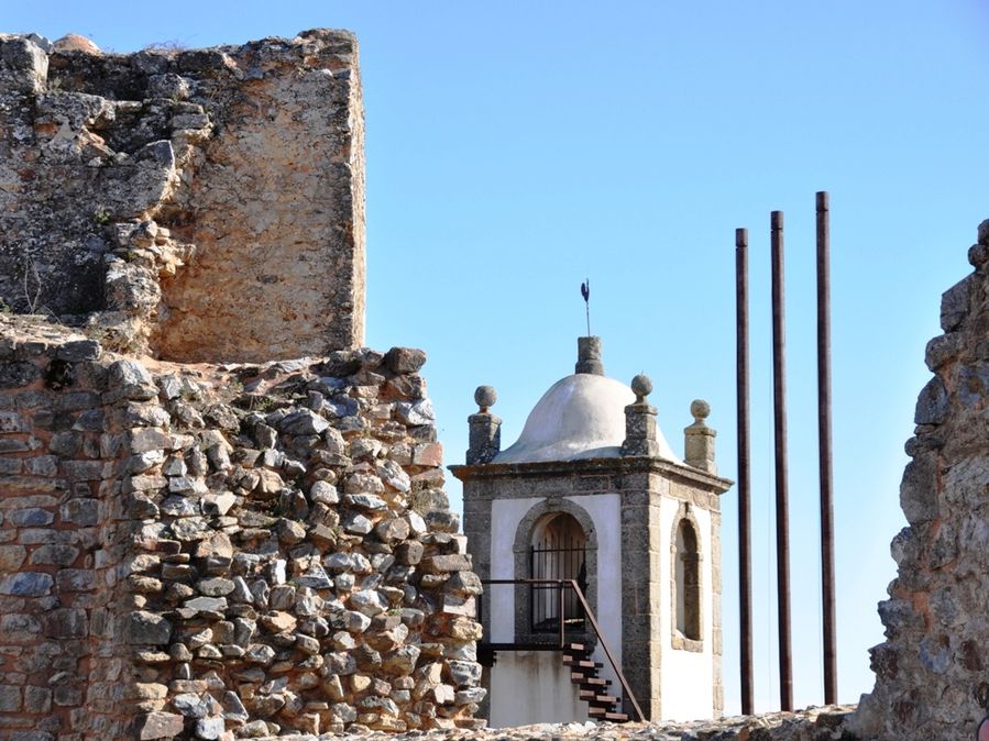 К руинам старого замка Фигейра-де-Каштелу-Родригу, Португалия