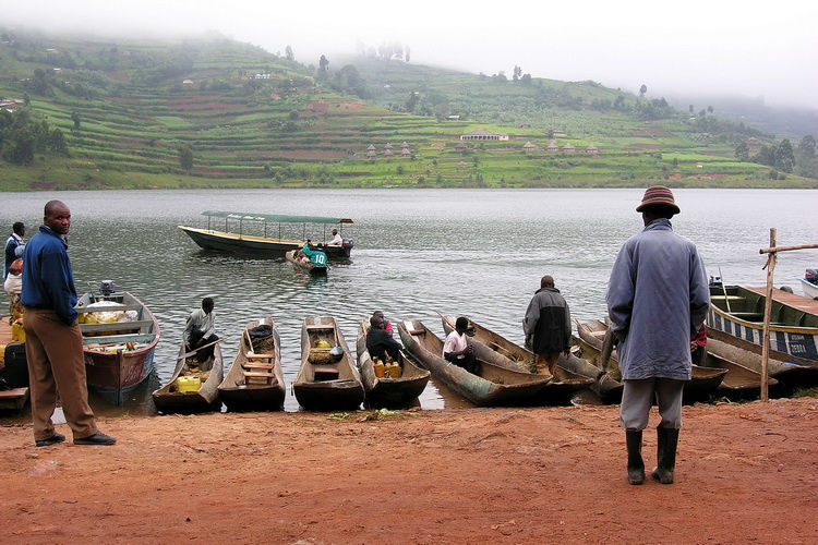 А в каком геленджике вас будут развозить на таких изящных эвкалиптовых лодках? Уганда