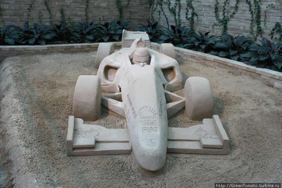 машина из песка. Абу-Даби, ОАЭ