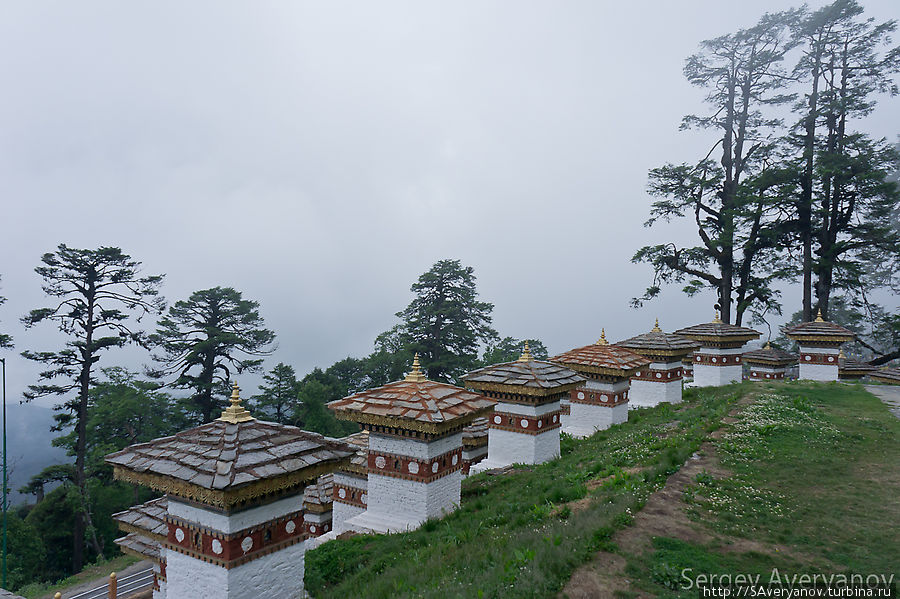 108 чортенов на перевале Дочу-Ла Бутан