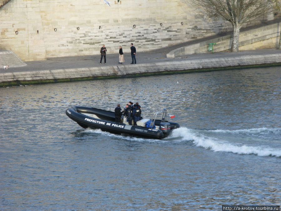 менты на лодке Париж, Франция