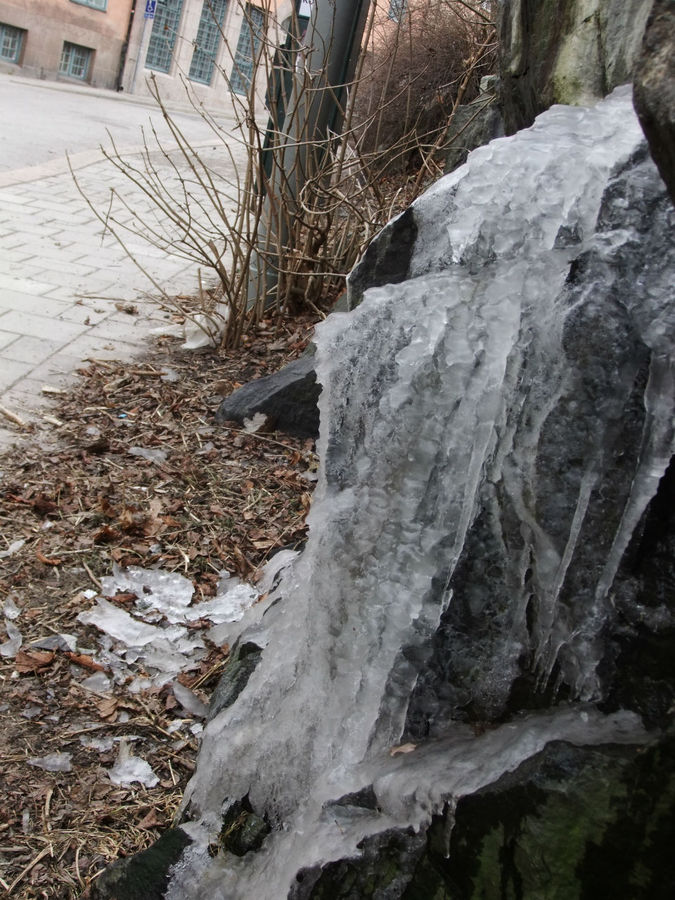 по каменистым отвесам скоро побегут весёлые ручьи Стокгольм, Швеция