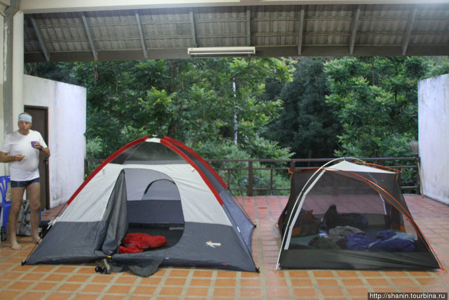 Две палатки под одной крышей Кхао-Яй Национальный Парк, Таиланд