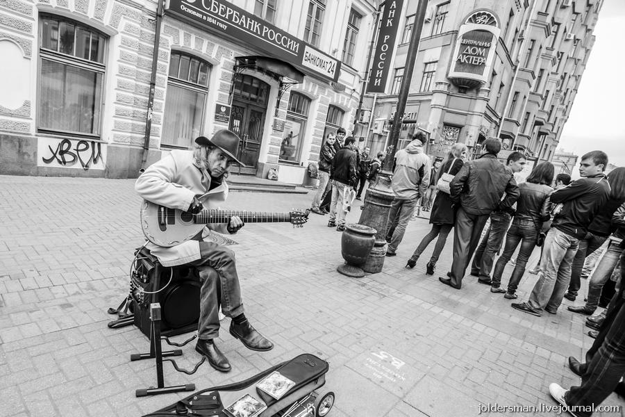 Портрет уличного музыканта на Арбате. Москва, Россия