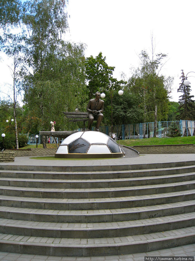Памятник Великому тренеру Киев, Украина