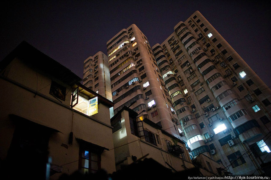 Трущобы постепенно сносят, на их месте скоро появятся многоэтажные дома и небоскребы. За последние 20 лет Шанхай преобразился до неузнаваемости и старых кварталов почти не осталось. Шанхай, Китай