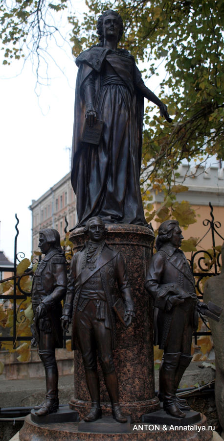 Юмористическая копия памятника основателям города Одессы. Одесса, Украина