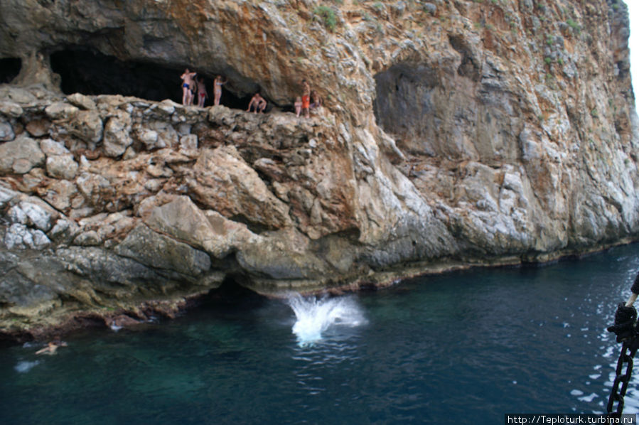 Туристы прыгают с 9 метров Алания, Турция