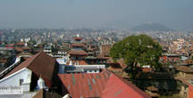 А это панорама крыш непальской столицы. Справа вдали виден холм Сваямба, на котором находится Храм Обезьян.