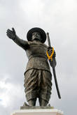 Памятник королю Сисаванг Вонгу на берегу Меконга во Вьентьяне