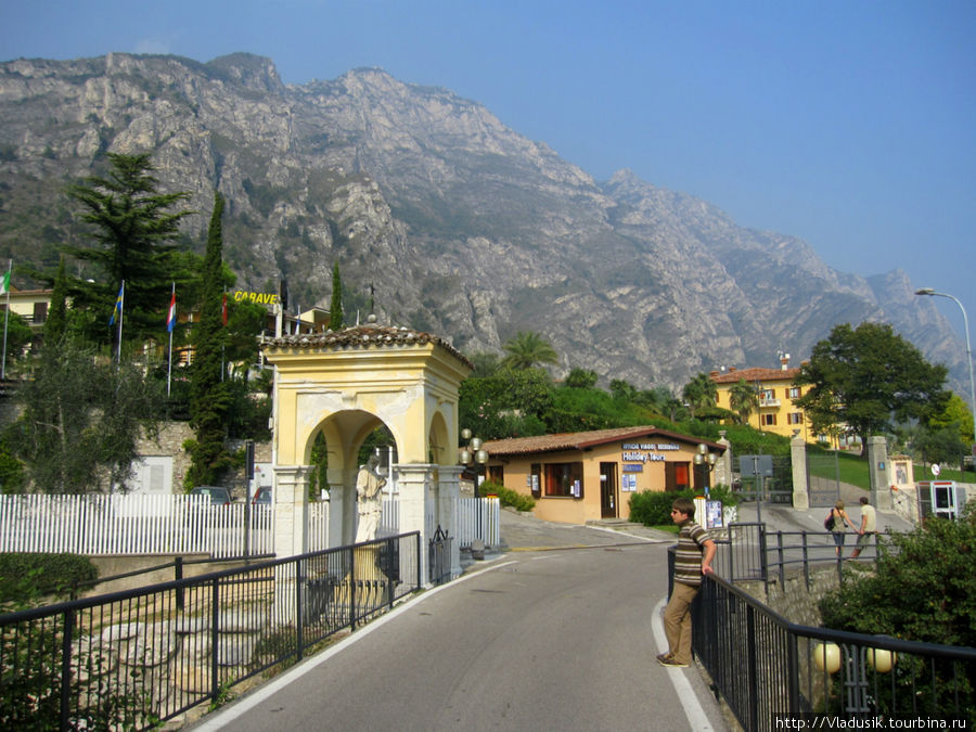 Дорога к озеру от отеля Лимоне-сул-Гарда, Италия