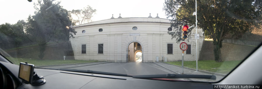 Ворота в крепостной стене остались все той же ширины, и, чтобы проехать, стоят реверсивные светофоры Пальманова, Италия