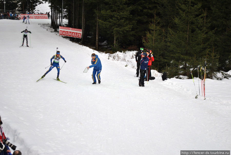 Тренеры что-то подсказывают спортсменам на лыжне Нове-Место-на-Мораве, Чехия