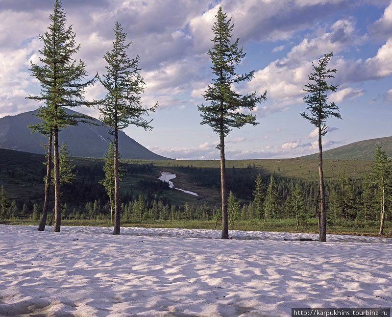 Ещё даже в конце июля кое-где сохраняются снежники с прошлой зимы. Ханты-Мансийский автономный округ, Россия
