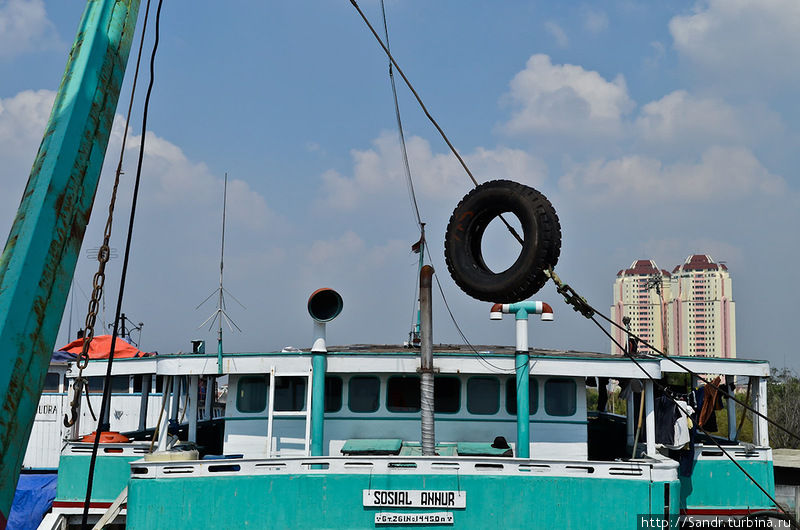 В общем, жизнь на “Sosial Annur” ничем не отличалась от жизни на любом другом судне в порту. Джакарта, Индонезия