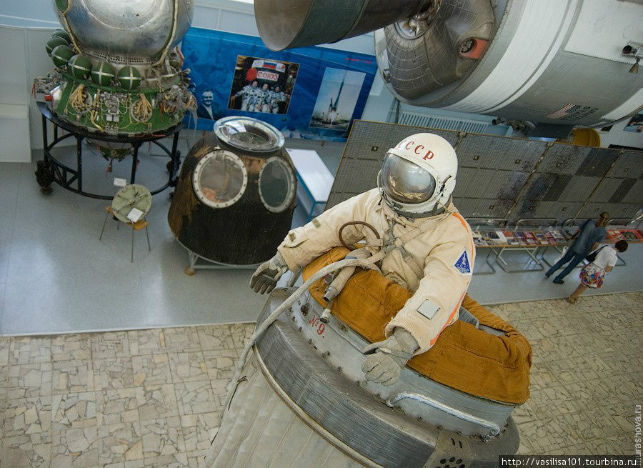 Первый выход в космос был произведен А.А. Леоновым в 1965 году Королёв, Россия