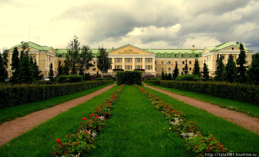 Неотъемлемой частью Государственного комплекса «Дворца конгрессов» является пятизвездочный отель «Балтийская звезда», Отель находится в 20 минутах езды от аэропорта и 30 минутах от исторического центра Санкт-Петербурга. Стрельна, Россия