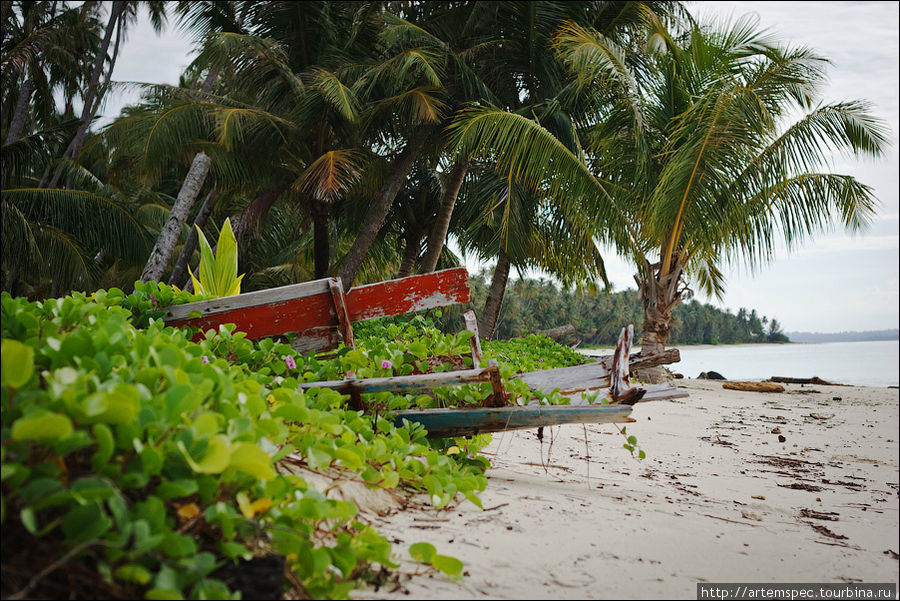 Если на пляже не сидится, то можно отправиться осматривать остров. Вот тут на берег выбросило остов лодки. Суматра, Индонезия
