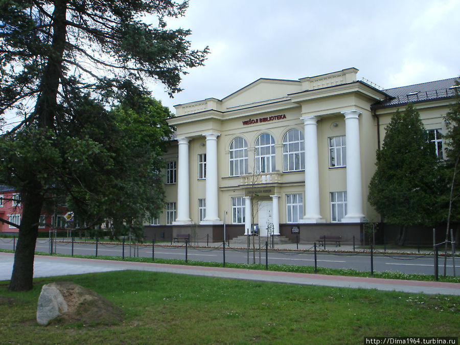 Напротив площадки расположен городской культурный центр и музей Зарасайского края. Зарасай, Литва