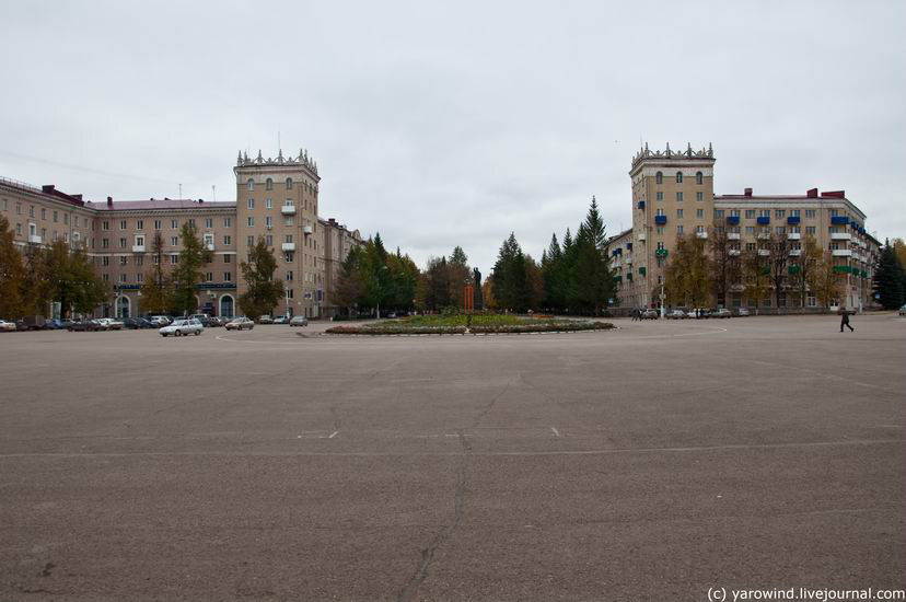 Центр города представляет собой большущую площадь Ленина с круговым движением, по которой изредка проезжают машины. Октябрьский, Россия