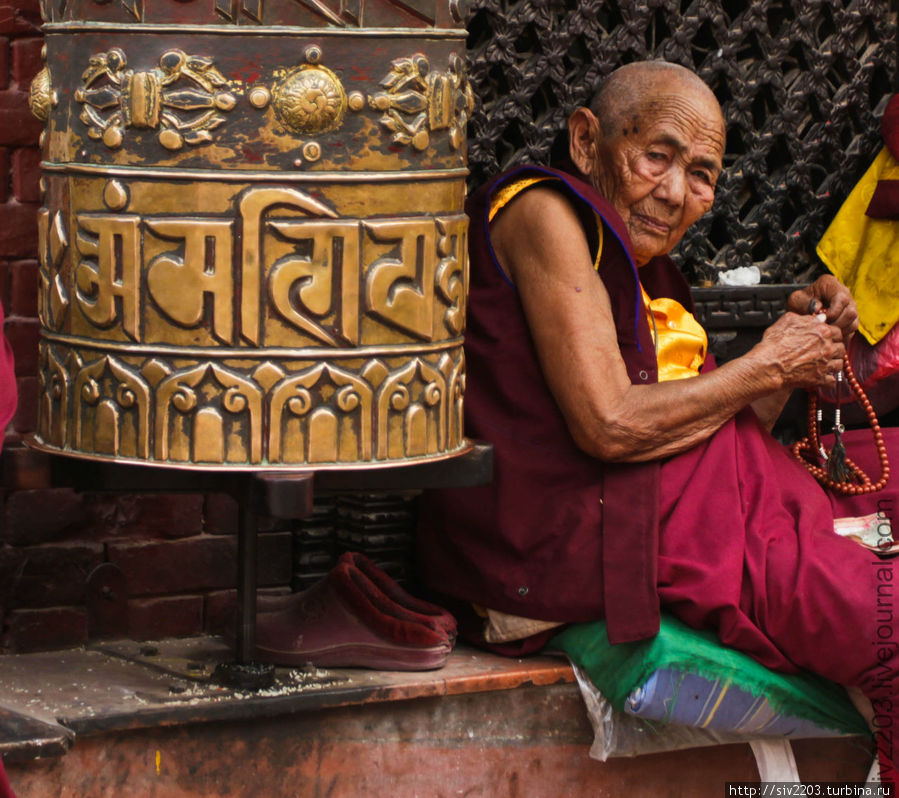 Этот старик много лет сидит в Боднатхе Непал