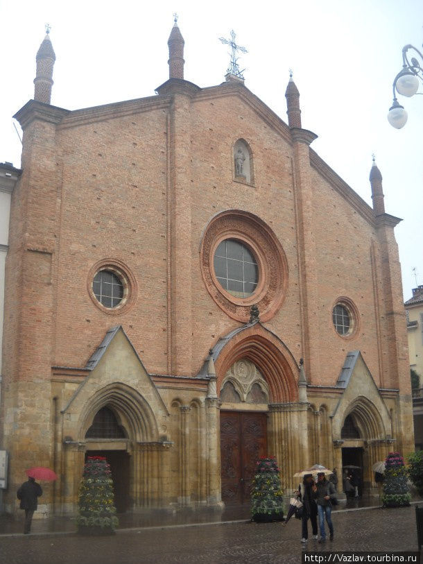 Фасад церкви Асти, Италия
