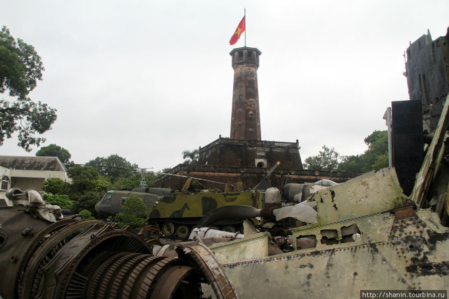 Груда разбитой военной техники Ханой, Вьетнам