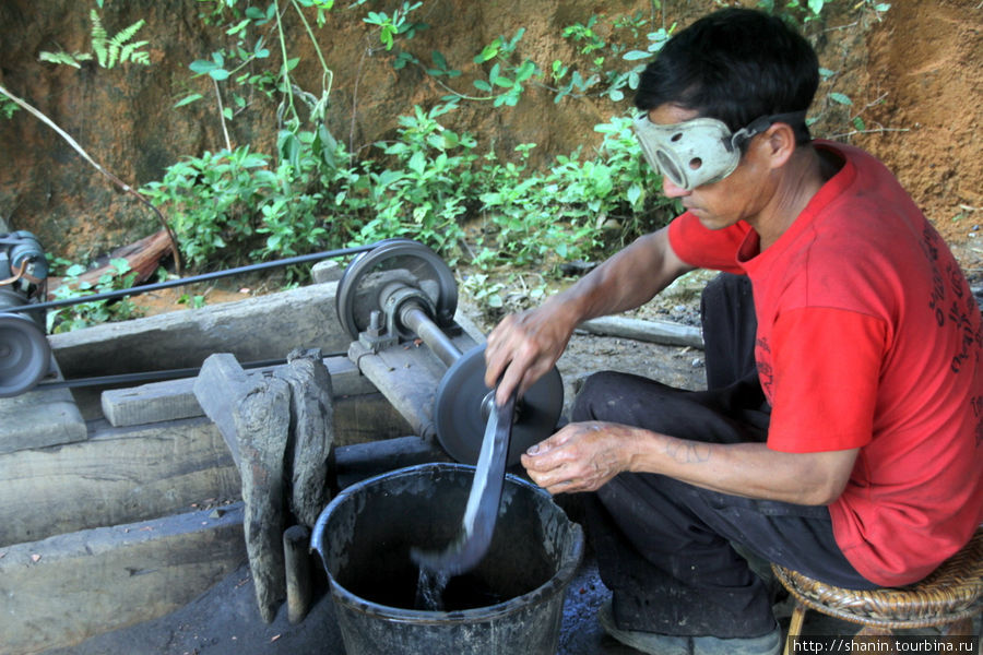 Перекуем боеприпасы на плуги и серпы Провинция Сиенгкхуанг, Лаос