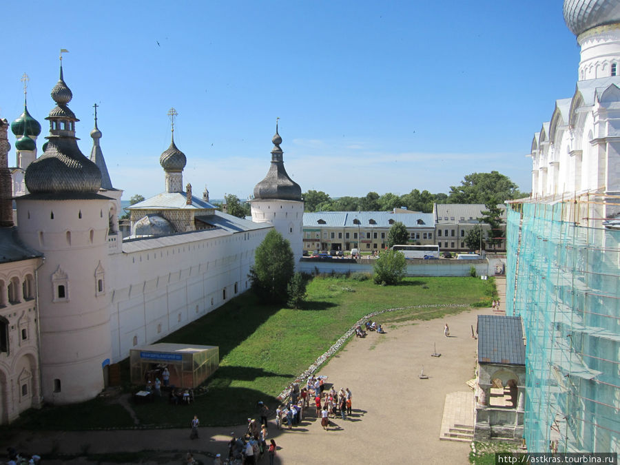 со звонницы Успенского собора, кстати, открывается довольно неплохой вид на город Ростов, Россия