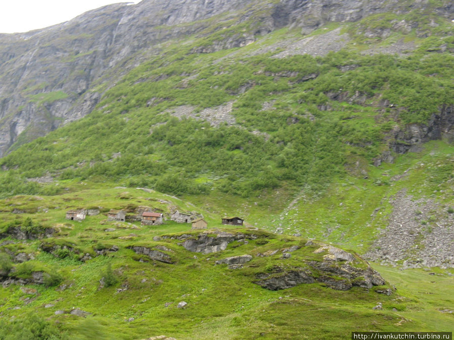 Какие-то строения на склонах, возможно, остатки ферм... Гейрангер - Гейрангерфьорд, Норвегия