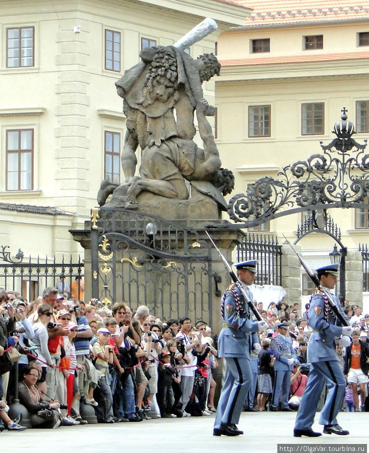 Одна часть полка свернула вправо и исчезла из поля видимости... Прага, Чехия