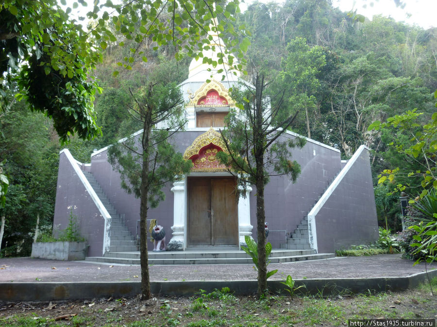 Храм и Центр медитации в районе Чай Пракан. Таиланд