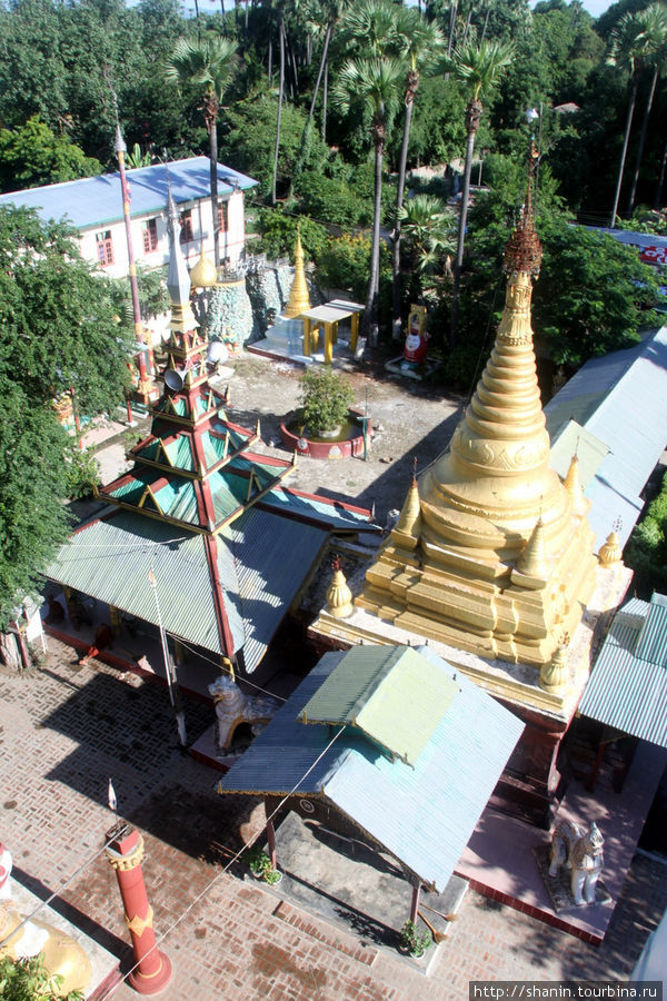 Вид на храм с башни Амарапура, Мьянма
