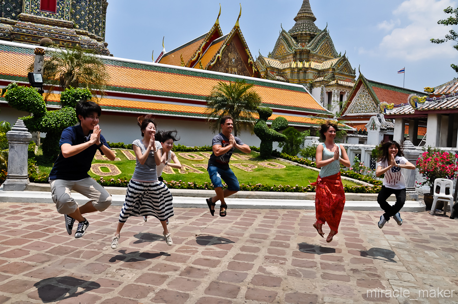 Почему в бангкоке. Тайланд туристы. Бангкок храм саронг. Туристы в Бангкоке. Бангкок фотосессия туристов.