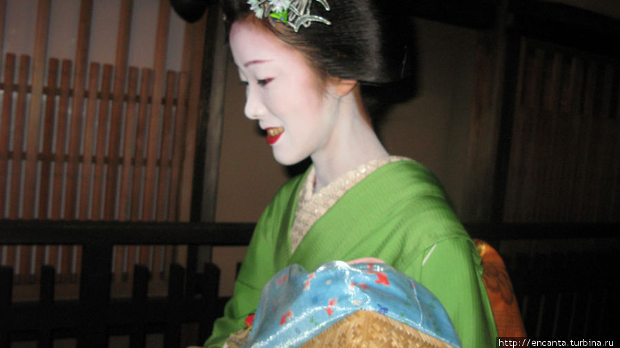 Красиво все, а красоты не существует, только навязанные стереотипы. 
желтозубая красавица. Япония
