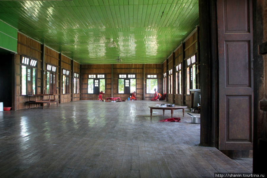Зал для медитаций в буддистском монастыре Ньяунг-Шве, Мьянма