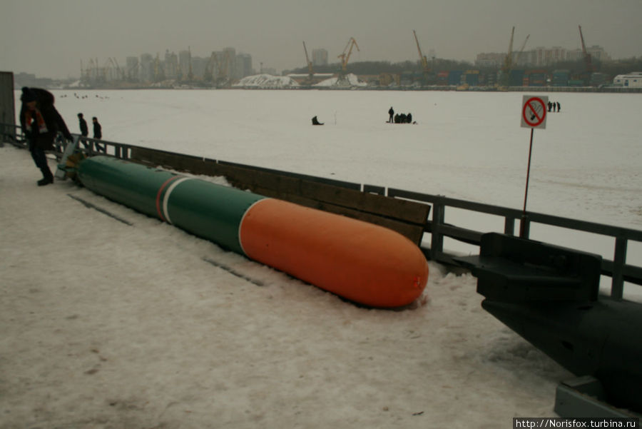 Торпеды, а через водохранилище видны краны речного вокзала. Москва, Россия