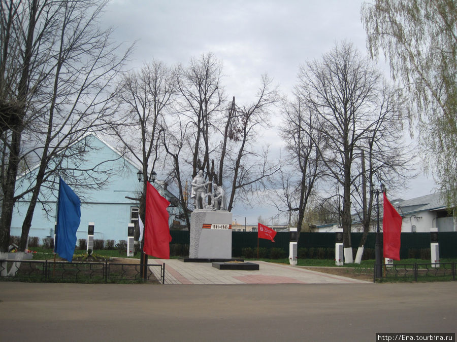 Скверик с монументом участникам ВОВ Любим, Россия