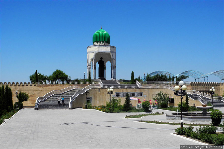 Кува, памятник великому узбекскому учёному IX века Ахмаду аль-Фергани Фергана, Узбекистан