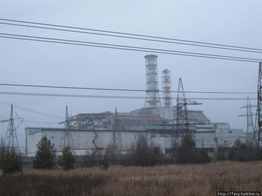 Вид на реактор с обратной стороны. Эта дорога грязная, в отличии от чистой для туристов. Чернобыль, Украина