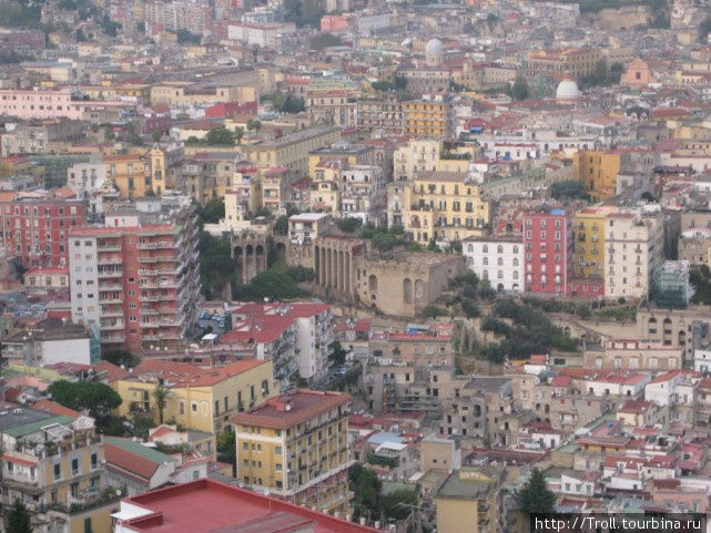 Римские постройки как-то ненавязчиво затесались в современный город Неаполь, Италия