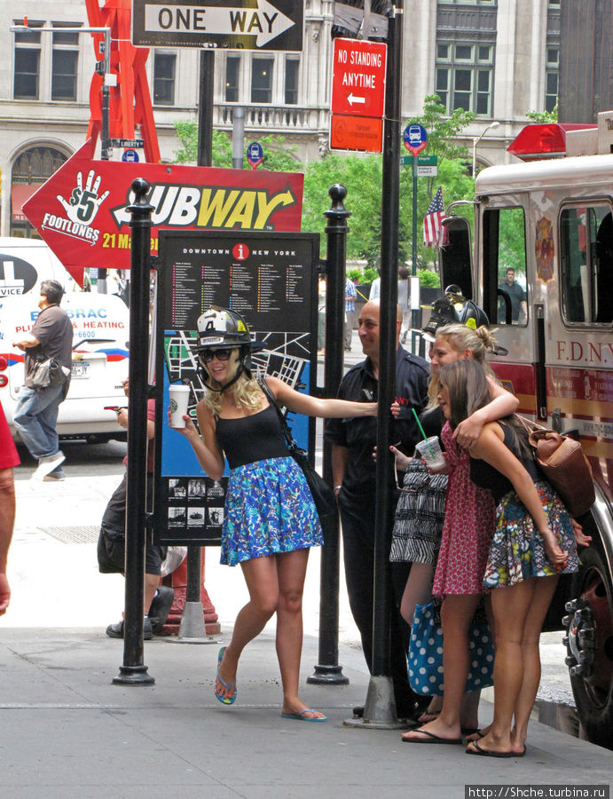 Полиция очень доброжелательна к туристам. Эти 3 девочки сняли с полимена шлем и сфотографировались с ним так... Нью-Йорк, CША