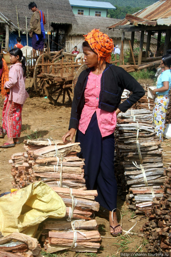 Торговка дровами Ньяунг-Шве, Мьянма