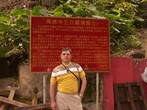 В начале тропы установлена табличка,  предупреждающая туристов о монахах-мошенниках.